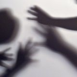 Les parents doivent éduquer sans recourir à la violence. Le National a inscrit ce principe dans le code civil lundi (illustration). KEYSTONE/DPA/MAURIZIO GAMBARINI